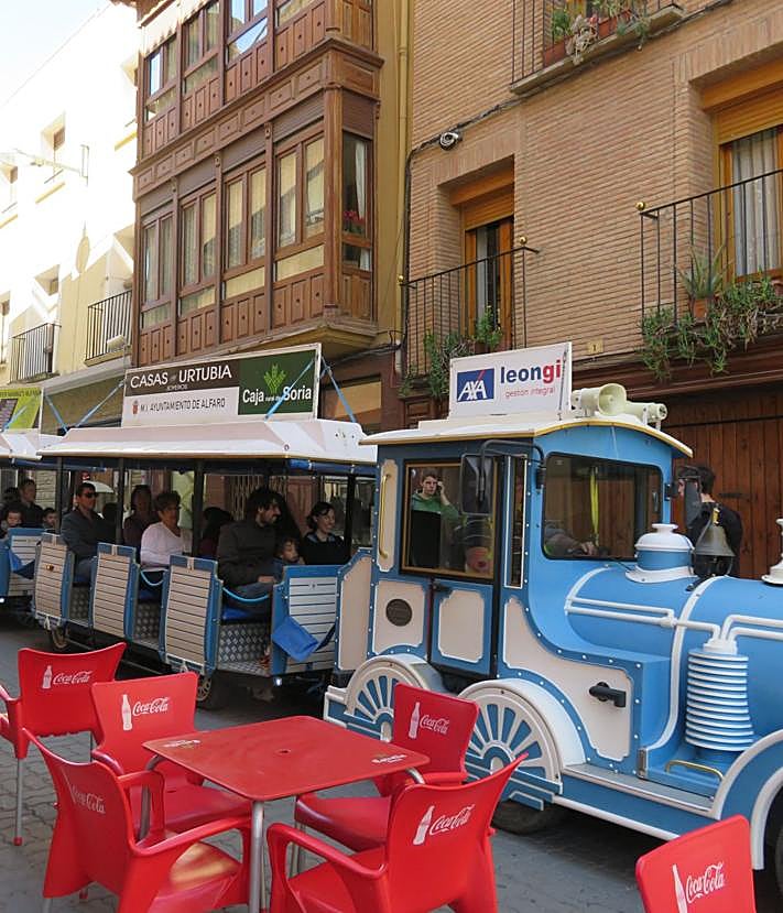 Imagen secundaria 2 - Arriba, una degustación, junto con unos pinchos de verdura en una barra y el tren turístico. 