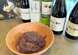 Un plato de rabo de toro macerado en vino tinto.