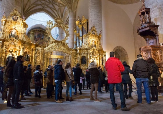 Un grupo de turistas, en una de las visitas organizadas en San Millán de la Cogolla al Monasterio de Yuso.