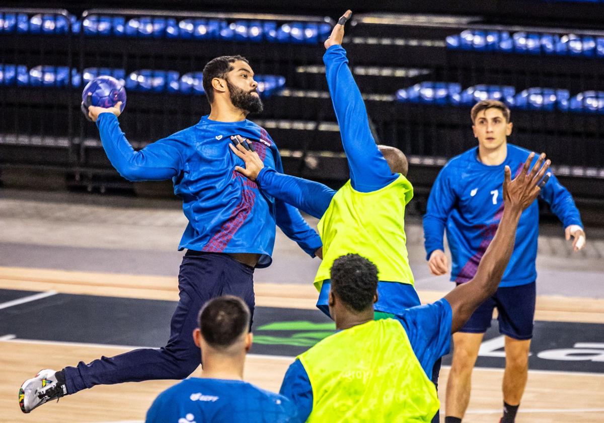El exCuenca Thiago Ponciano intenta lanzar mientras Rivero trata de detenerle en un entrenamiento.