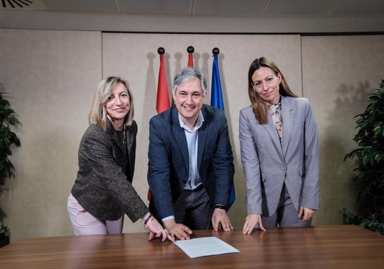 La rectora de la Universidad de La Rioja, Eva Sanz; el consejero de Cultura, Turismo, Deporte y Juventud, José Luis Pérez Pastor, y la vicerrectora de estudiantes e inclusión de UNED, Ana María Lisbona Bañuelos.