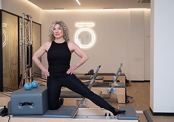 Ana Patón realiza uno de los ejercicios encima de una de las máquinas Reformer con las que cuenta en su centro.