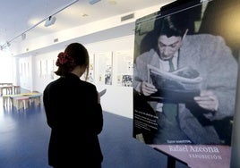 Exposición 'Entre nosotros, Rafael Azcona', en la biblioteca municipal logroñesa.