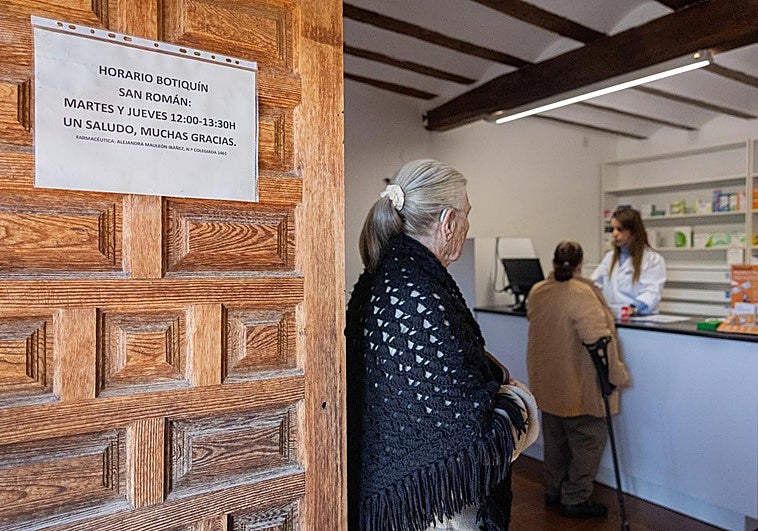 Vecinos, a la espera de ser atendidos en el botiquín rural de San Román de Cameros.