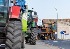 Un grupo de viticultores espera con sus tractores para entregar la uva, en Alberite.