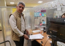 José Antonio Fernández Sesma ha presentado en el registro municipal las 1.948 firmas recogidas.