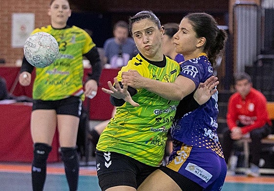 Abdrea Loscos pasa el balón en un partido del Grafometal.