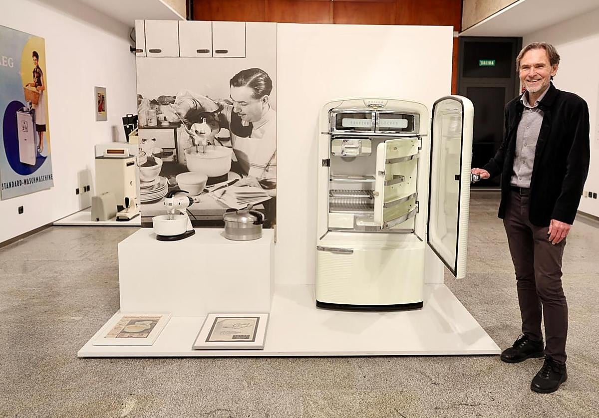 El coleccionista Andrés Alfaro Hofmann ante una de las piezas de la exposición, un frigorífico de los años 40 del pasado siglo.