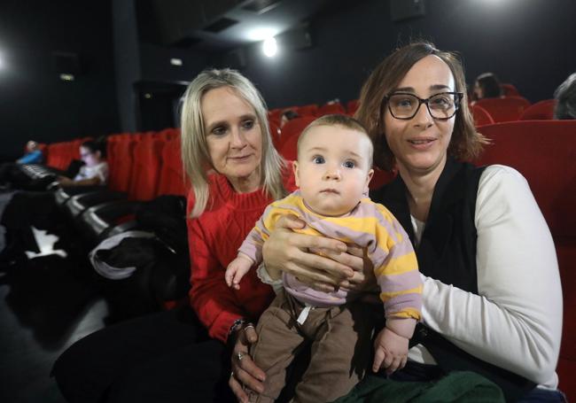 Abuela, madre y nieto: Teresa, Isabel y Aimar esperan a que empiece la película.