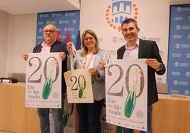 El presidente del Casco Antiguo, José María Martínez de Quel, la alcaldesa, Rosa Herce, y el concejal de Turismo, Raúl Domínguez.