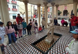 Un grupo de alumnos del colegio Aurelio Prudencio, atendiendo a las explicaciones de Juan Revuelta en el 'impluvium'.