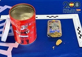 Bote en el que fue encontrado el hachís, también en la imagen.