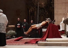 Cargos de la Vera Cruz con el Cristo en el altar catedralicio.