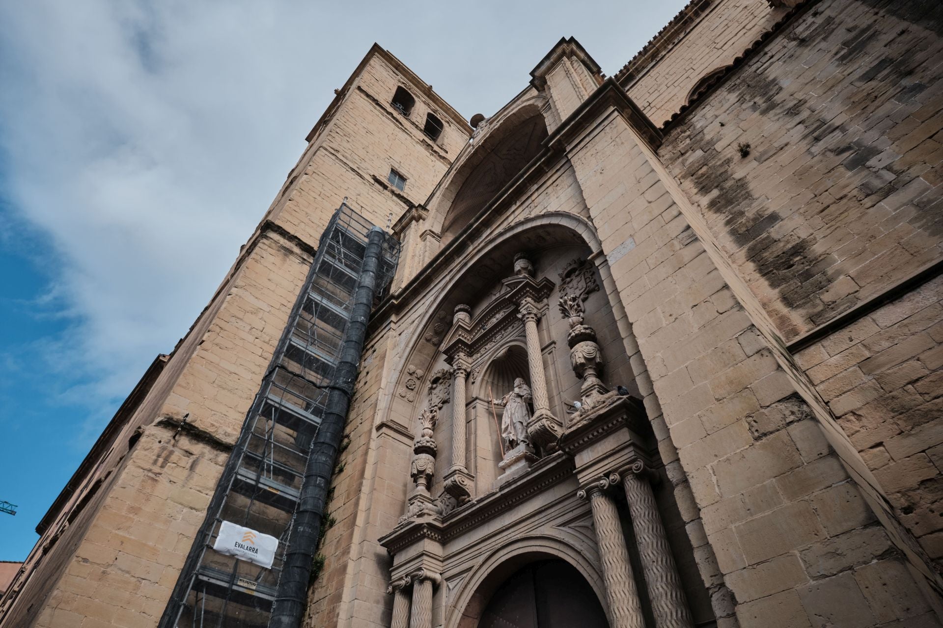 Santiago trabaja para volver a subir a su torre