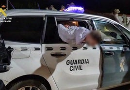 El detenido rompió la ventanilla del coche para salir.