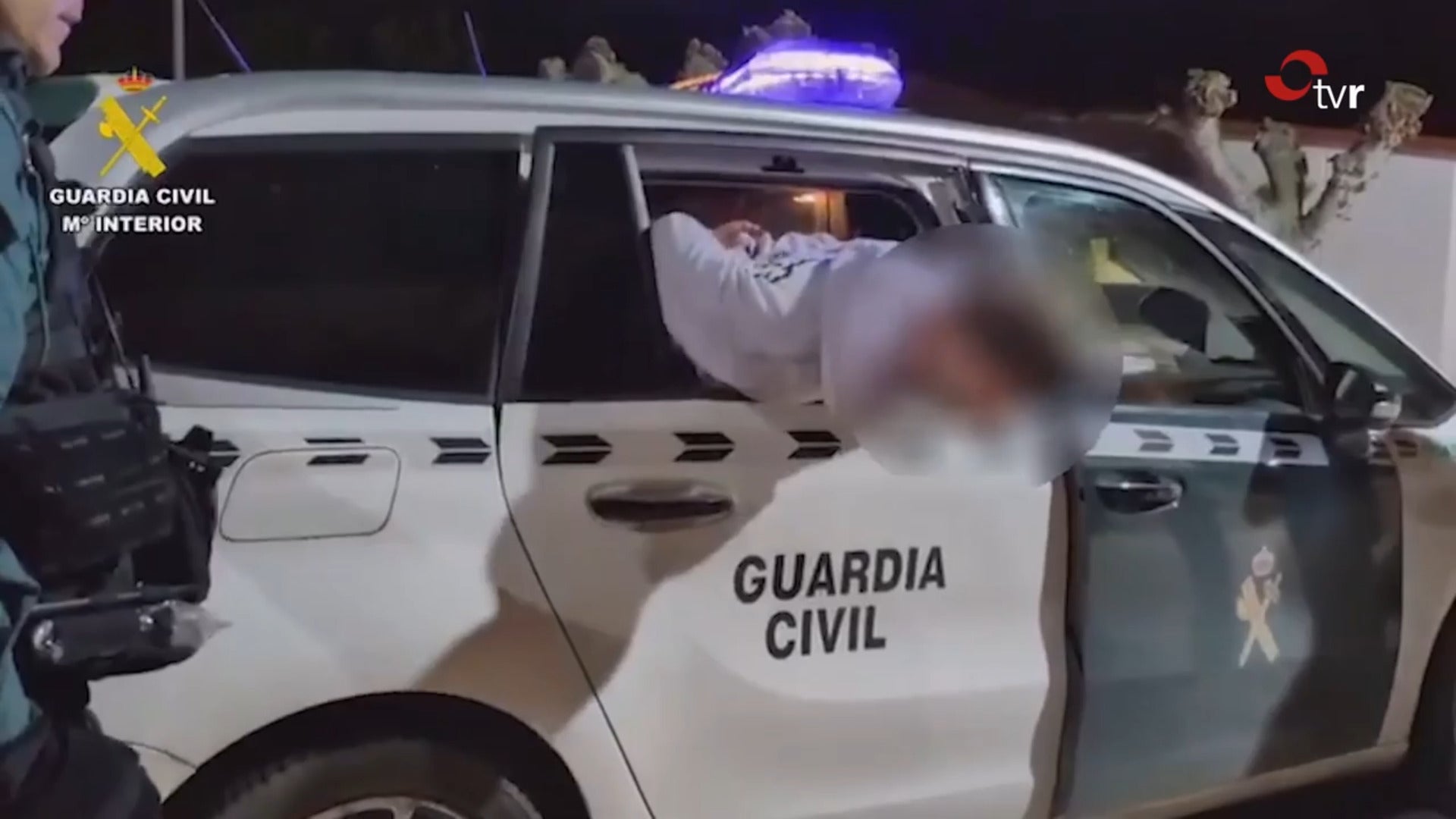 Intenta escapar del vehículo de la Guardia Civil por la ventanilla