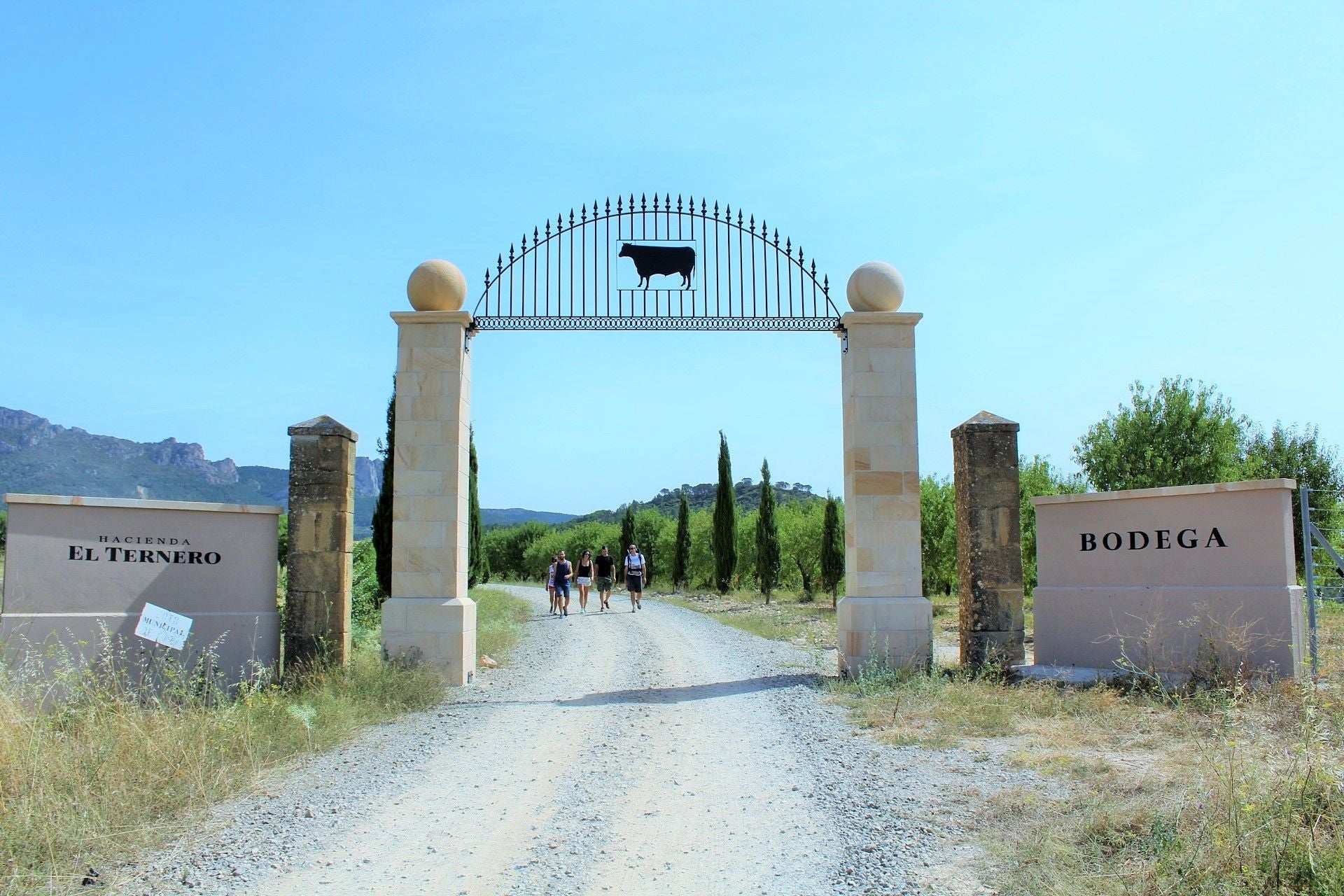 Acceso desde Sajazarra a la bodega Hacienda El Ternero.