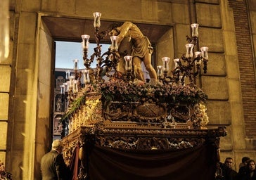 El vía crucis de la Flagelación apenas recorre unos metros por la lluvia