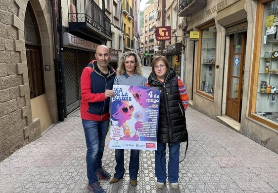 Rafael Díez junto con parte de la directiva y el cartel de la campaña.