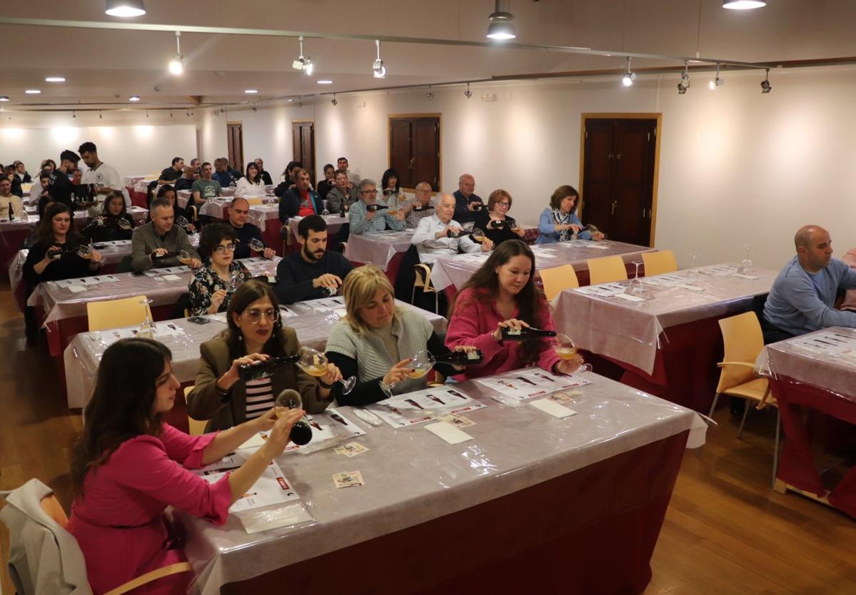 Una cata maridada de diversas cervezas abrió en el atardecer de ayer el programa de estas jornadas gastronómicas, turísticas y culturales.