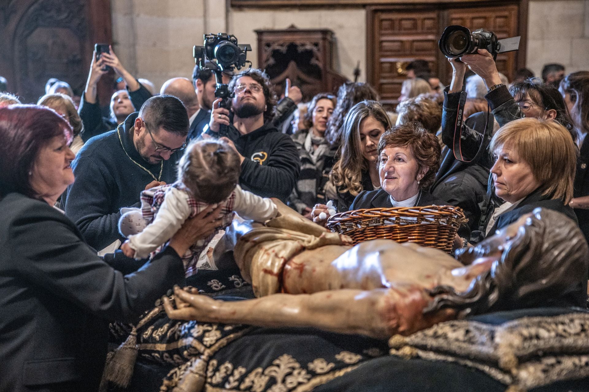 Las imágenes de la limpieza del Cristo yacente
