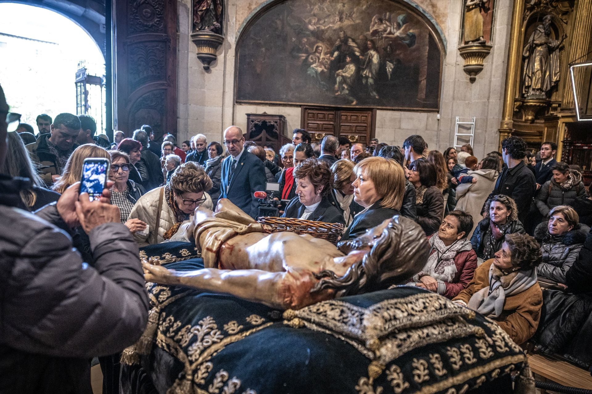 Las imágenes de la limpieza del Cristo yacente