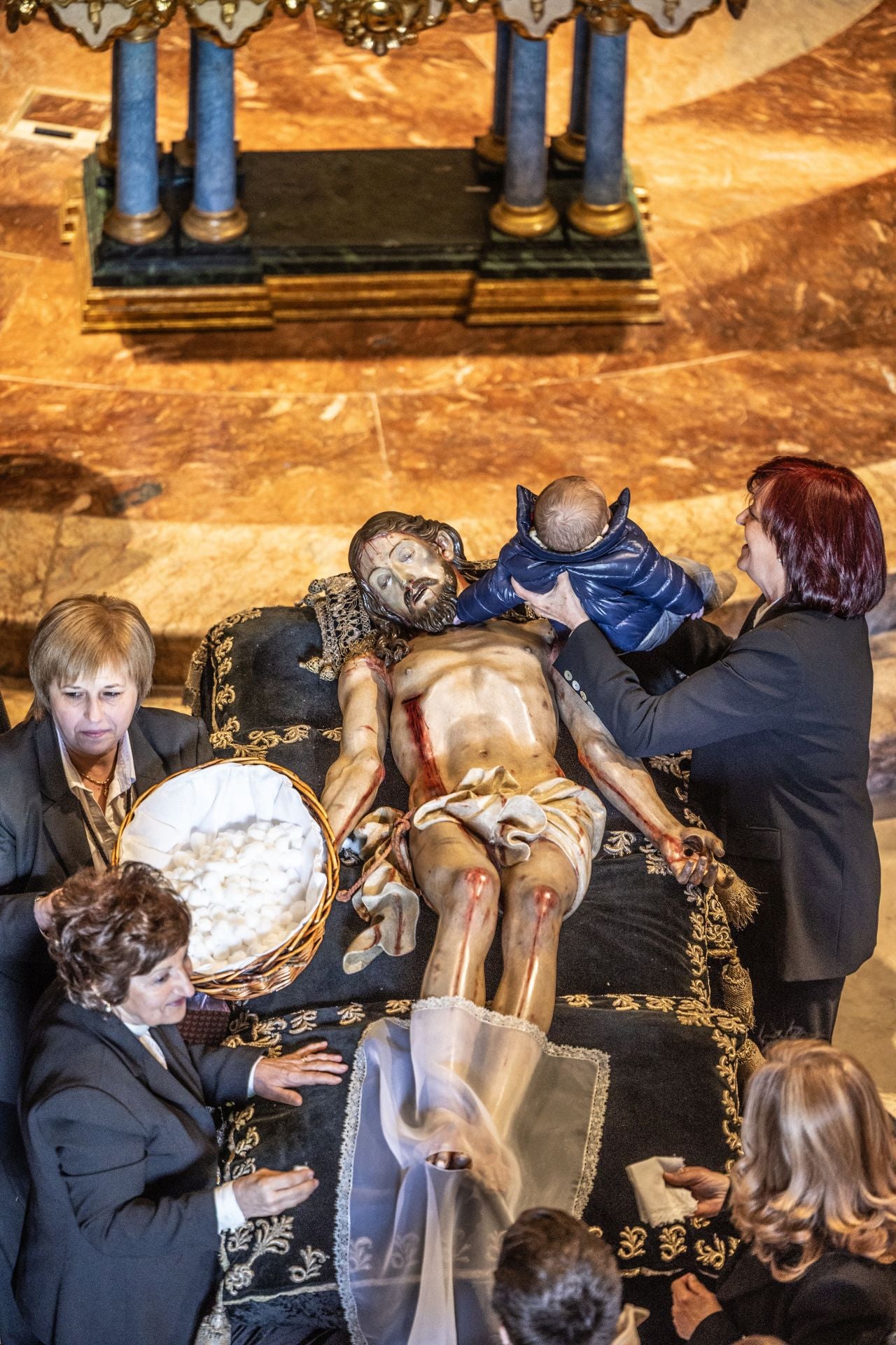 Las imágenes de la limpieza del Cristo yacente