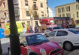 Ambulancia y bomberos, en avenida de Navarra.