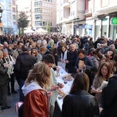 Cientos de personas compartieron la degustación de ajos y huevos asados, con trago al porrón, en las mesas dispuestas en Juan Carlos I.
