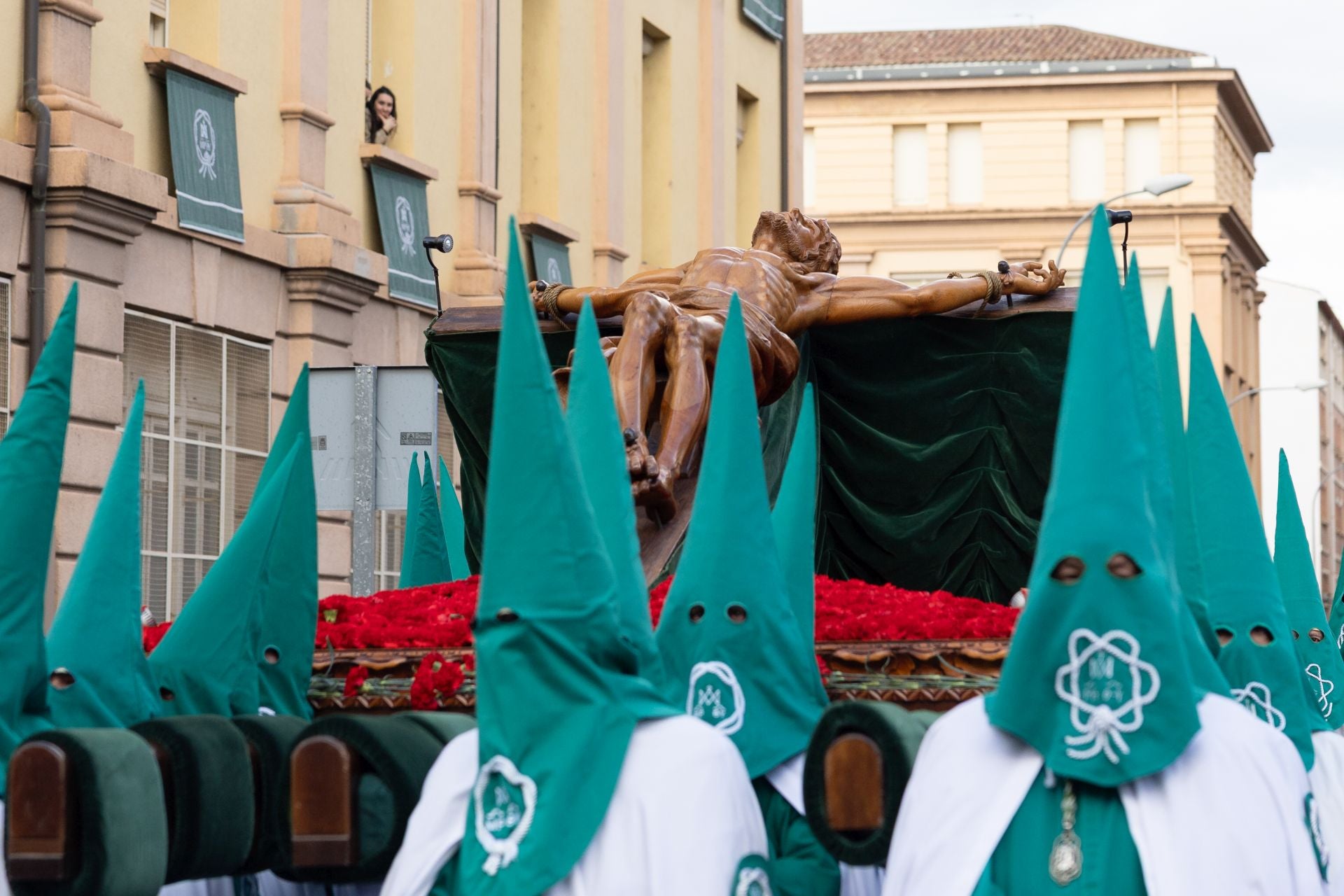 La procesión de las Siete Palabras con el Cristo Yacente, en imágenes