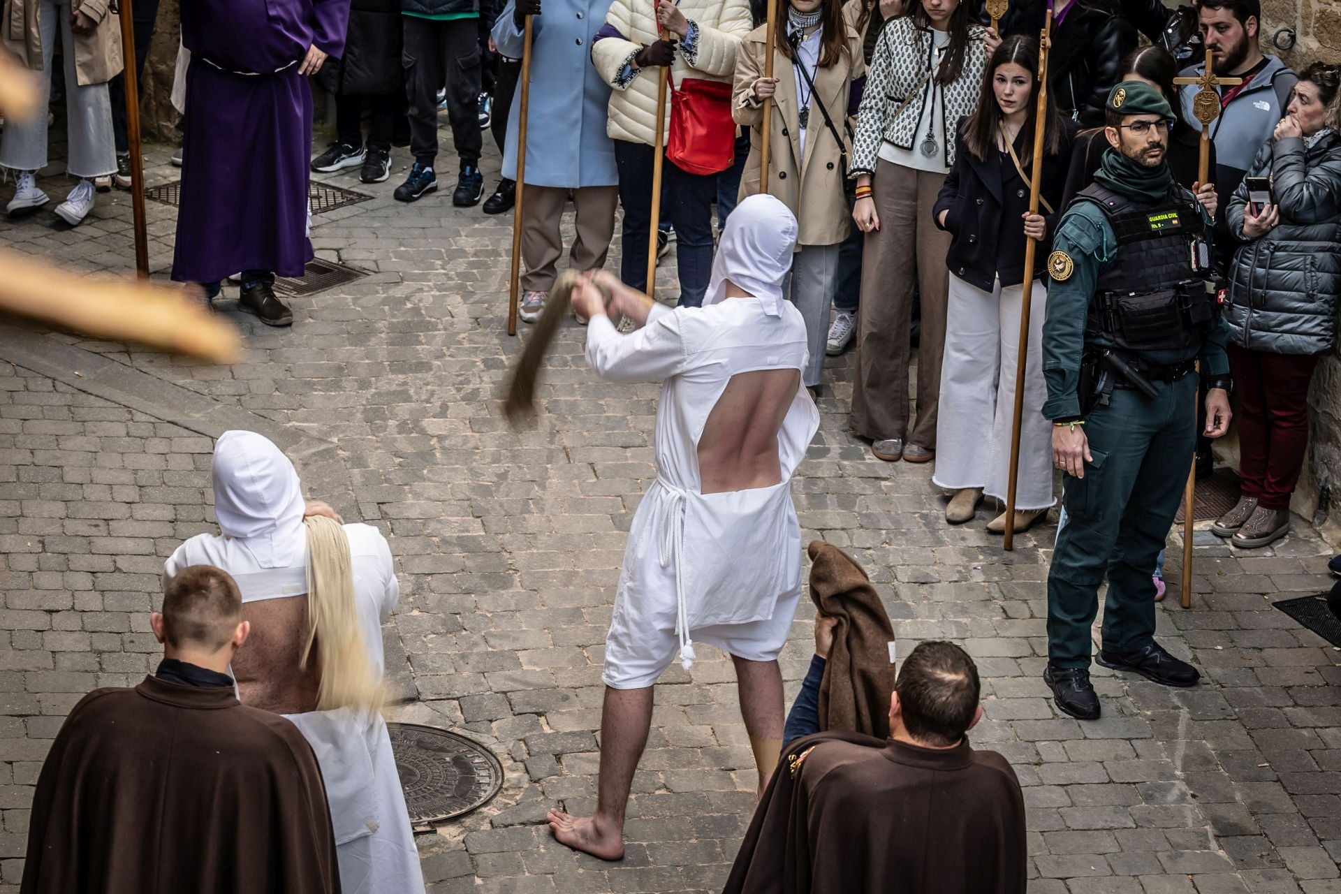 El recorrido de los penitentes de San Vicente, en imágenes