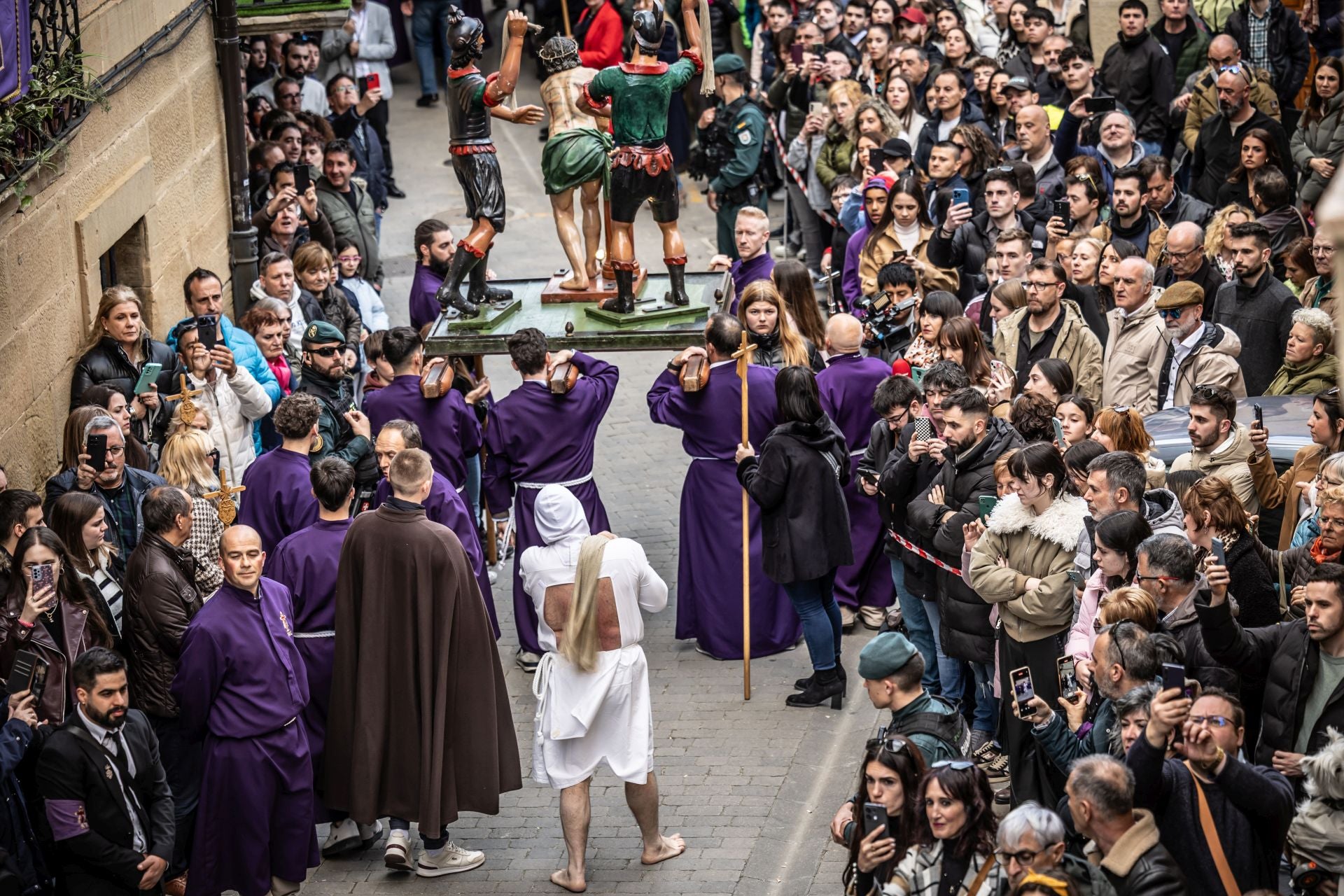 El recorrido de los penitentes de San Vicente, en imágenes