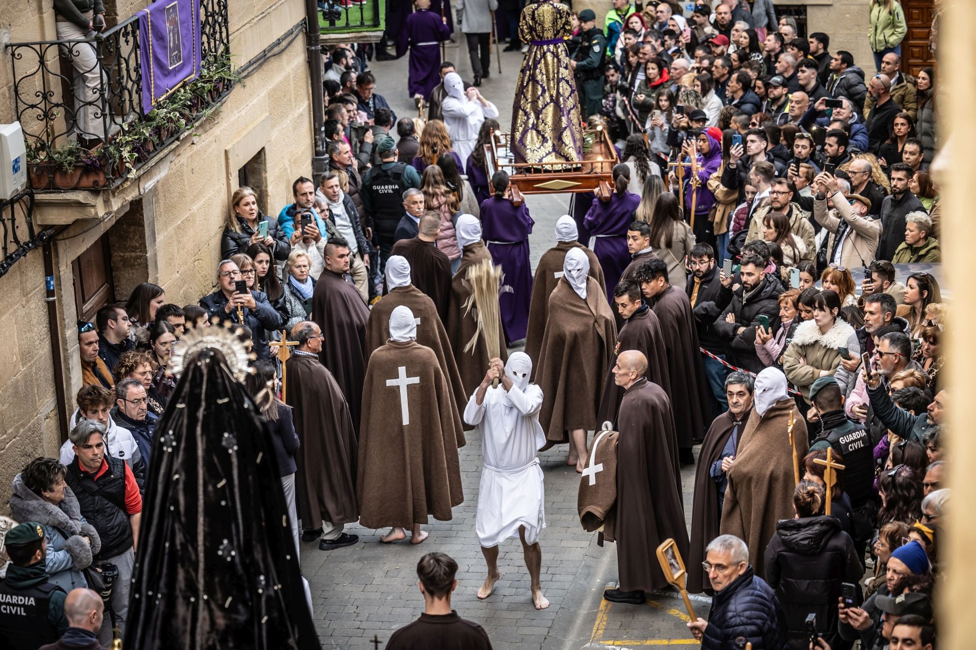 El recorrido de los penitentes de San Vicente, en imágenes