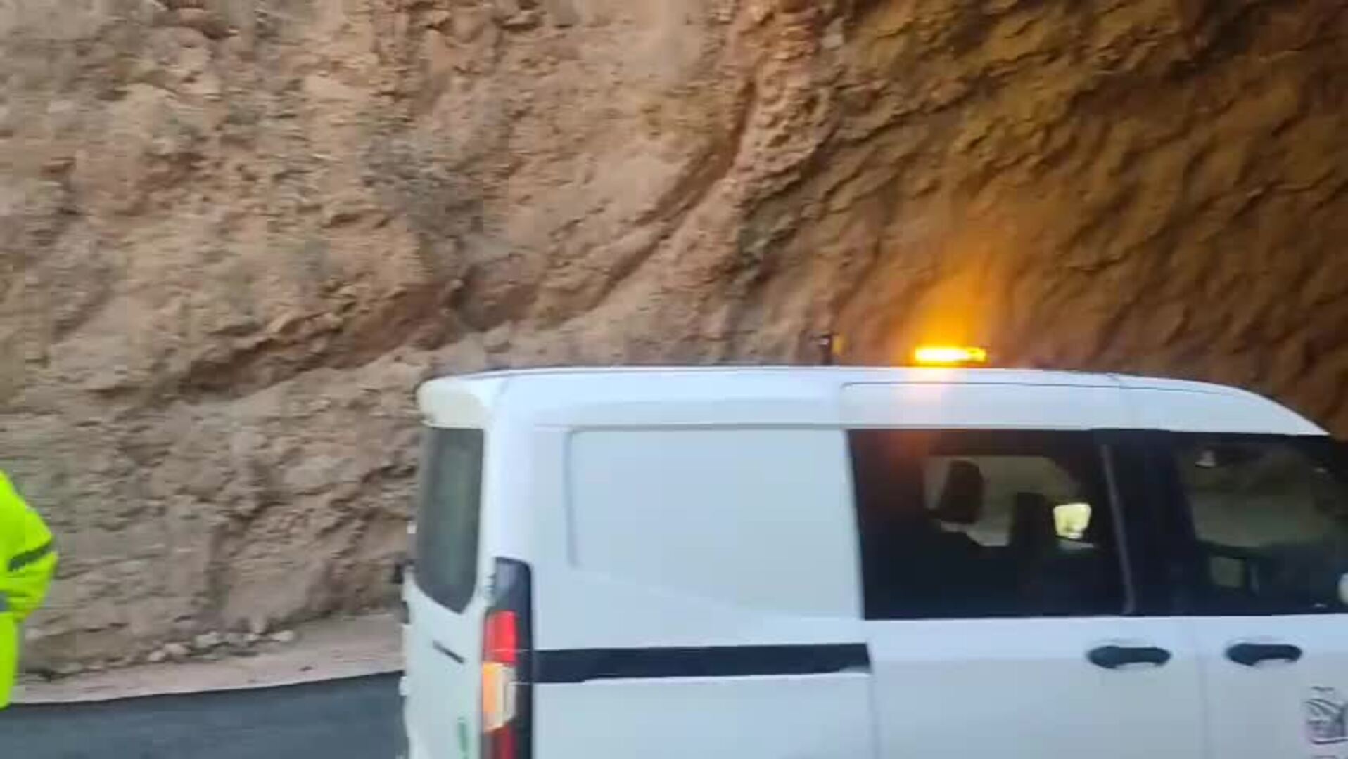Vehículos en el paso alternativo al Alto Cidacos