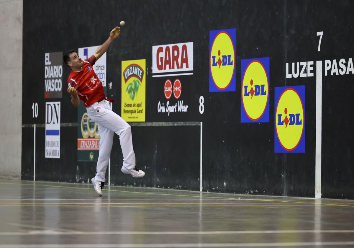 Darío se defiende de aire desde el cuadro siete, en la fase final del partido.