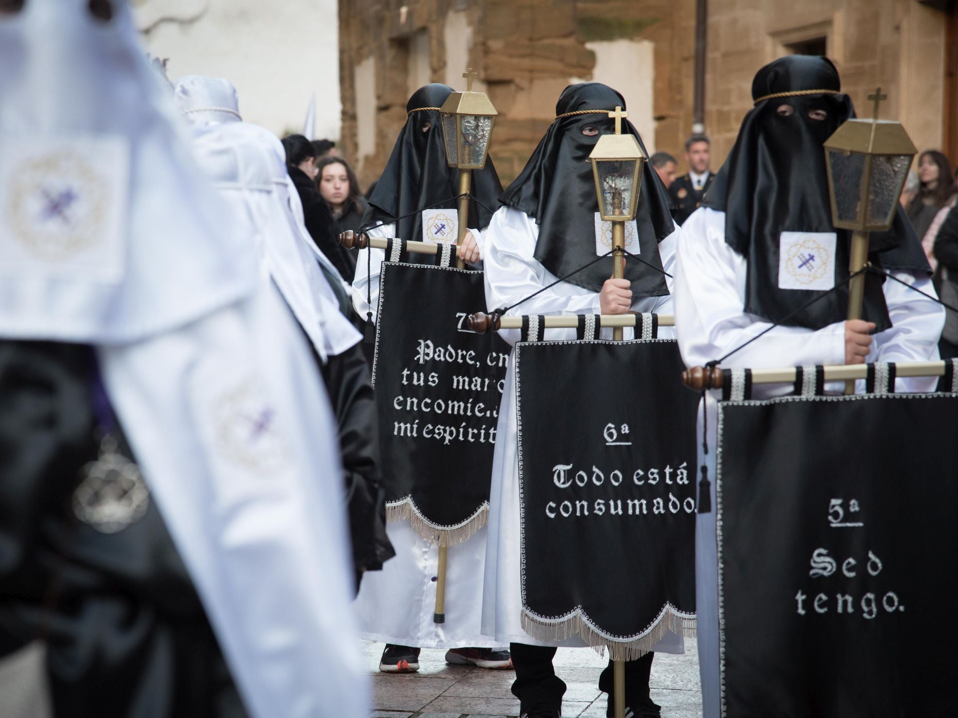 Los cofrades portan las Siete Palabras de Jesús en el Calvario.