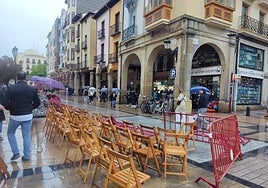 Las sillas de la tribuna están preparadas en Portales.