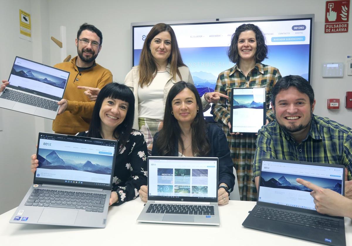 José Ángel Campo, Laura Urbieta y Sara Madariaga, en la fila de arriba, y Seila Jiménez, Silvia Míguez y Sergio de la Torre, en la de abajo; todos ellos son trabajadores de Aertic.