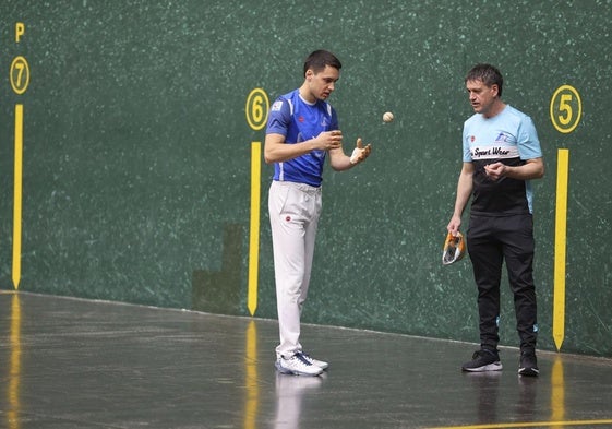 Zabala examina una pelota junto a Etxaniz.