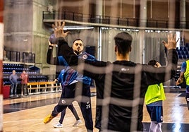 Javi García lanza a portería durantre un entrenamiento del Ciudad de Logroño en el Palacio de los Deportes.
