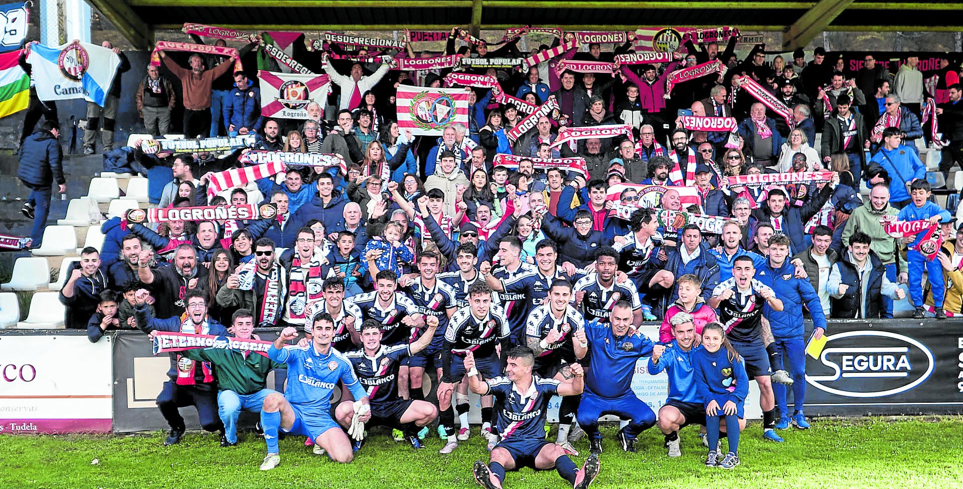 Los jugadores de la SD Logroñés celebran con sus aficionados la importante victoria lograda en Tudela