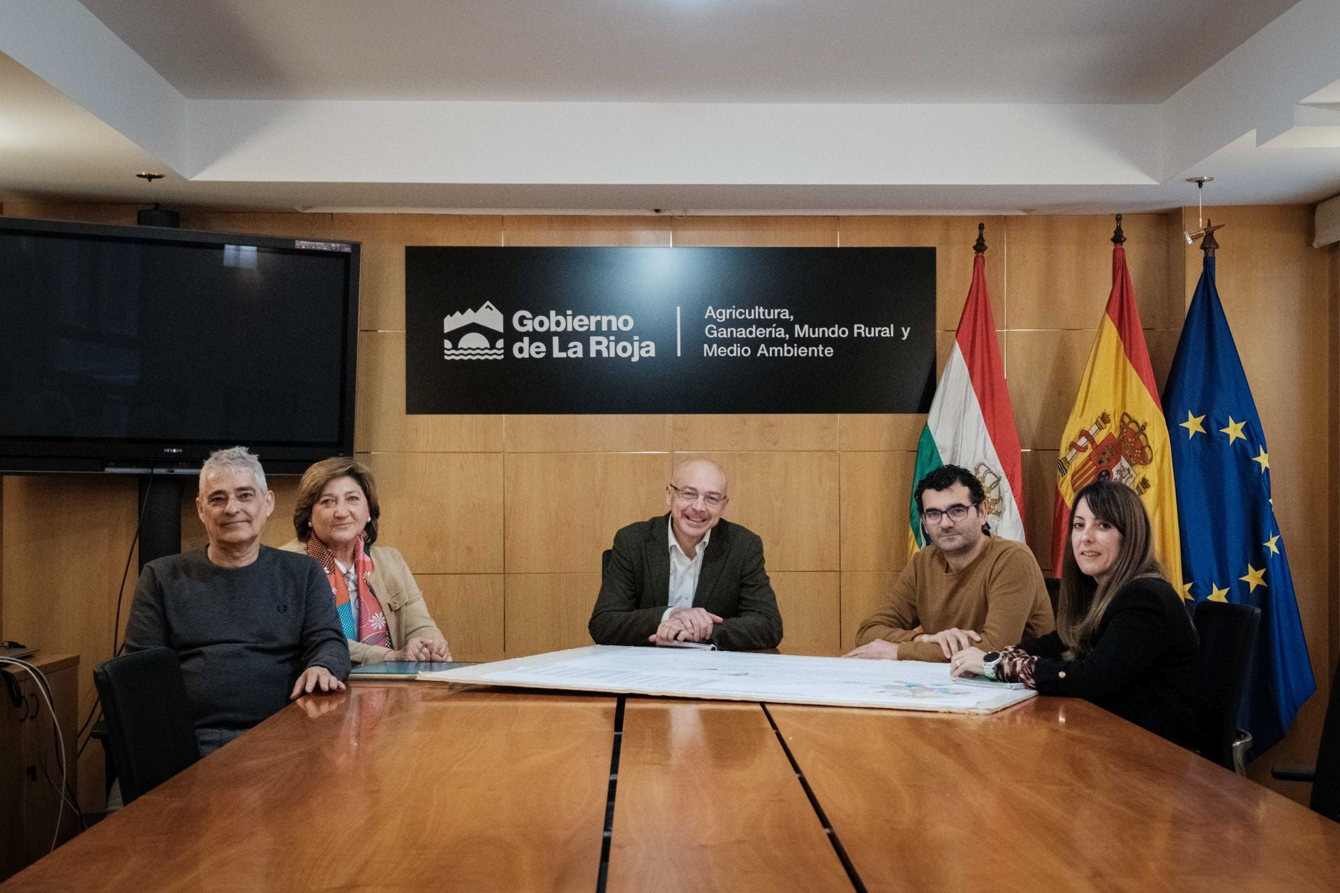 Antonio Martínez, jefe de Concentración Parcelaria; María Luz Sáinz, técnica; David Martín, director general de Desarrollo Rural; José Luis Soba, jefe de Infraestructuras Agrarias; y Lidia Antón, técnica, en la sede de la Consejería de Agricultura.