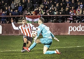 Gualda intenta superar a Agirrezabala en el partido de Copa entre UD Logroñés y Athletic.