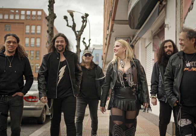 Los seis artistas a su llegada al estudio para grabar 'Brujas'.