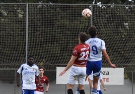 Morillas y Mañas pelean por un balón.