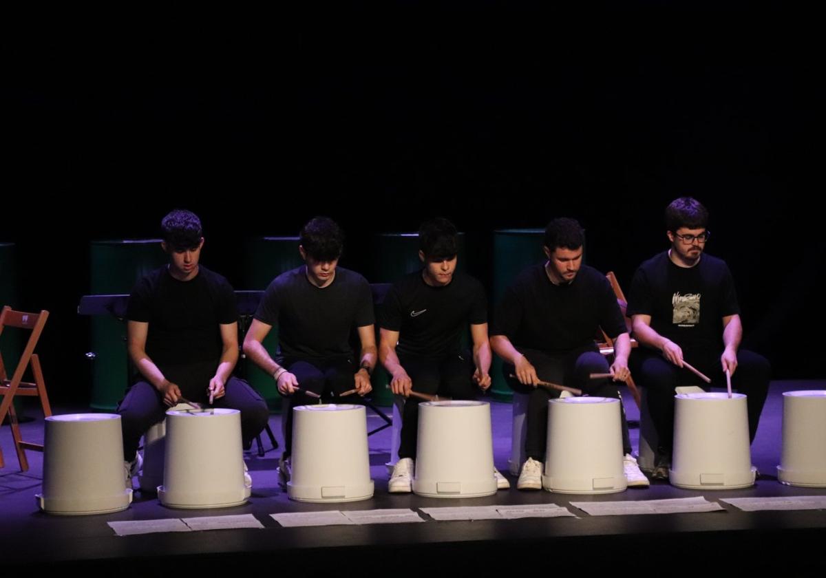 Los cinco jóvenes sorprendieron con su creatividad para hacer música con cualquier cosa.
