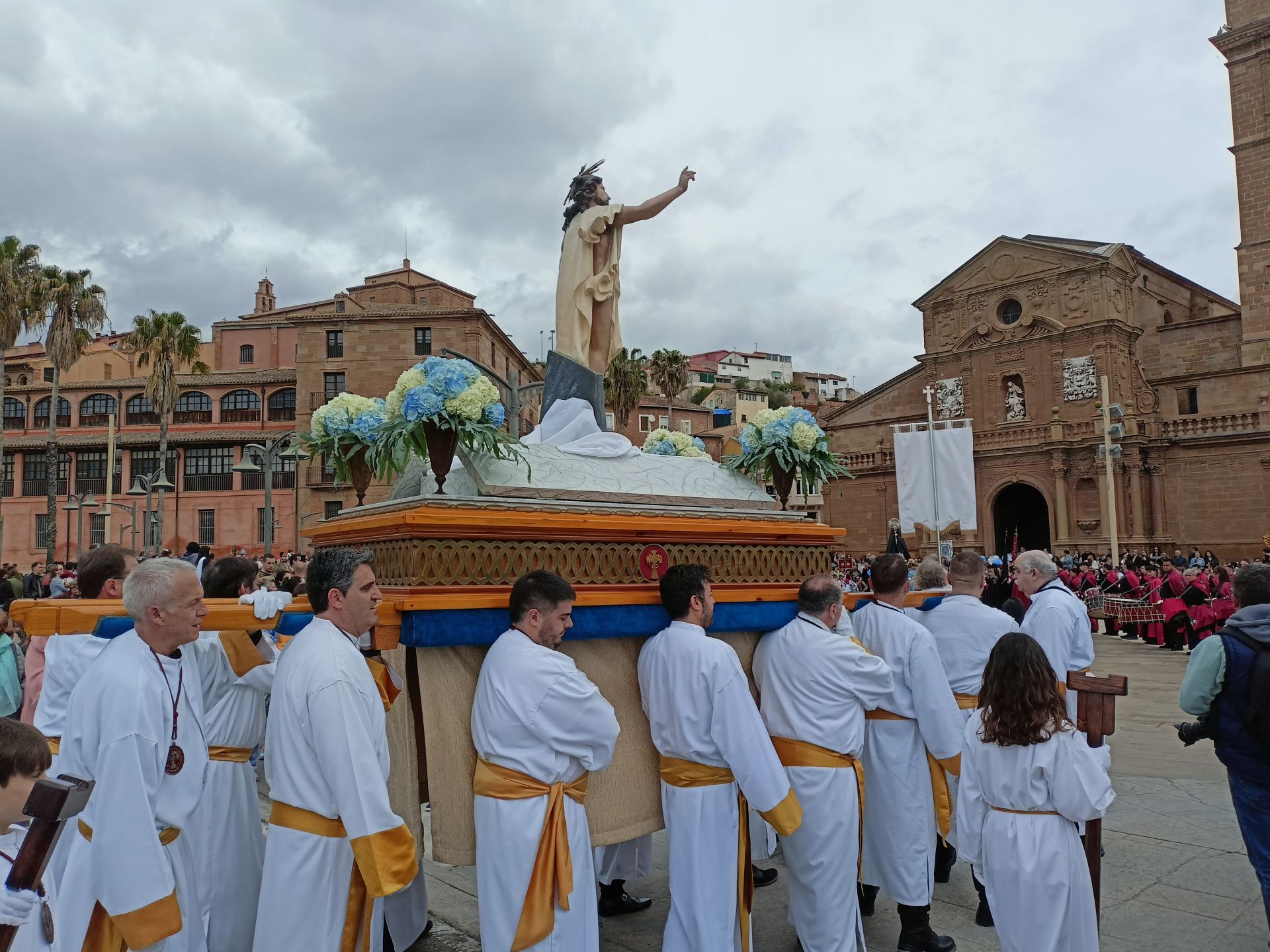 Imágenes del encuentro del Cristo Resucitado y la Virgen Gloriosa