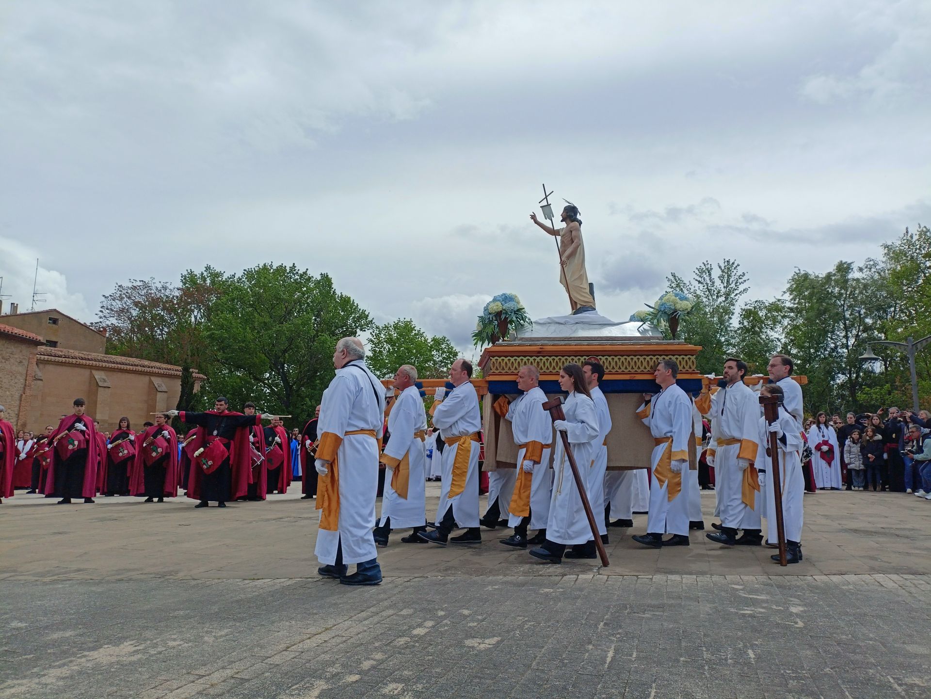 Imágenes del encuentro del Cristo Resucitado y la Virgen Gloriosa