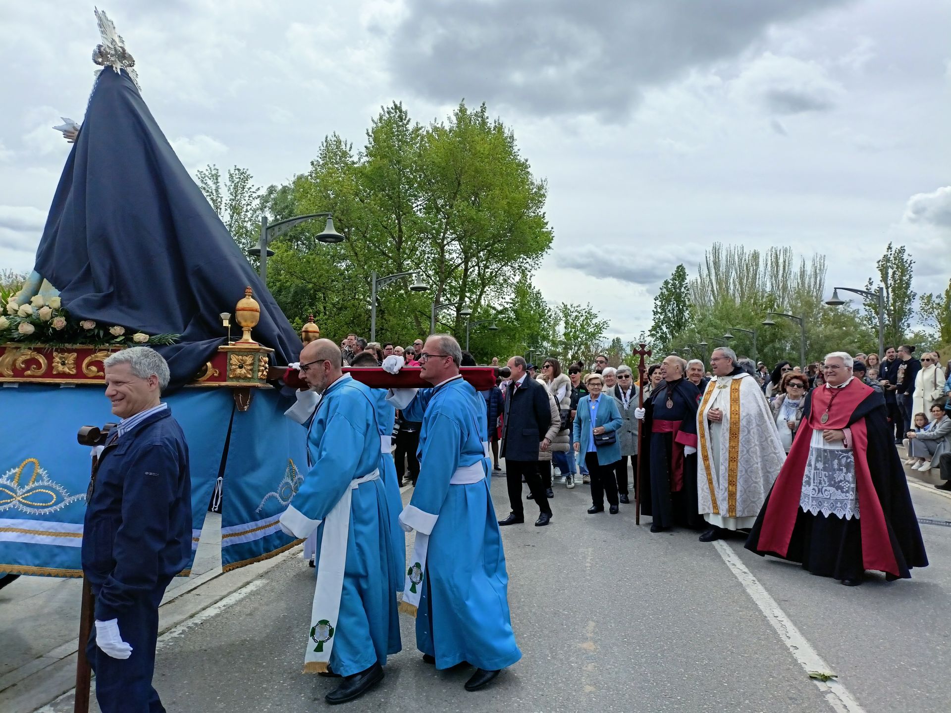 Imágenes del encuentro del Cristo Resucitado y la Virgen Gloriosa