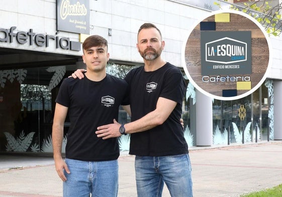 Sergio Palacios, a la derecha, junto a su hijo Julio delante del edificio donde su ubica su nuevo negocio. En el detalle, el logo de la cafetería.